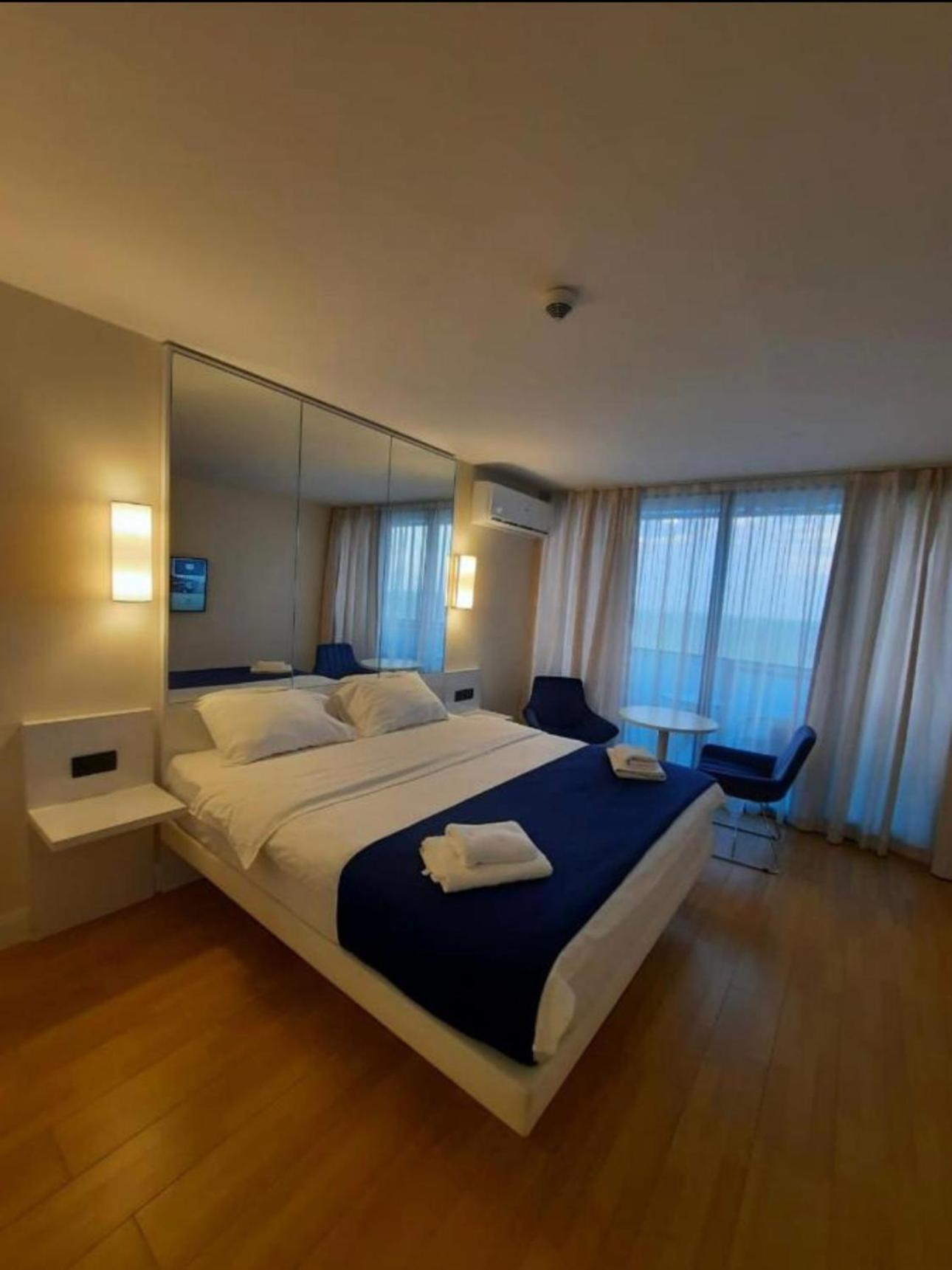 Orbi City Apartment With Sea View Batoemi Buitenkant foto