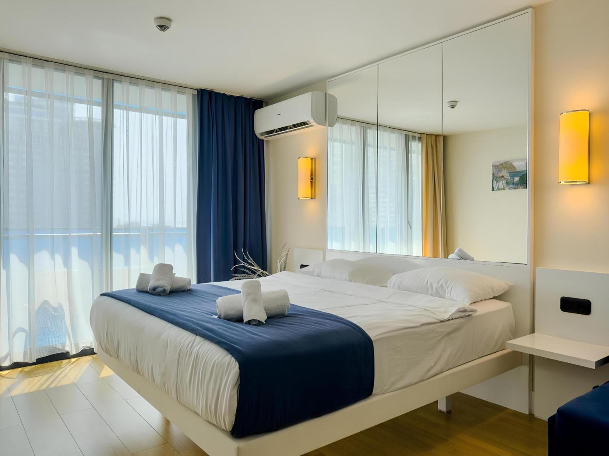 Orbi City Apartment With Sea View Batoemi Buitenkant foto
